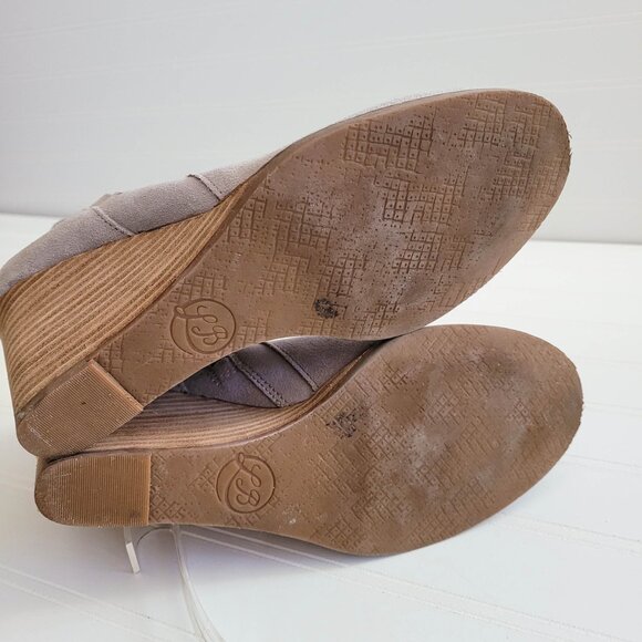 Lucky Brand Boots Size 8 Light Gray Yabba Ankle Booties Cut Out Side Zip Wedge - Picture 13 of 16